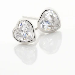 Boucles D'oreilles Puces Coeur Serti Clos Or Blanc Oxyde De Zirconium