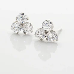 Boucles D'oreilles Puces Eleanor Fleur Or Blanc Oxyde De Zirconium