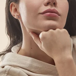 Boucles D'oreilles Puces Edy Serti Clos Or Blanc Amethyste