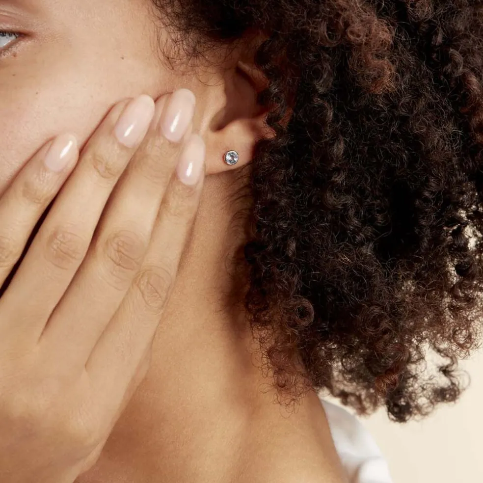 Boucles D'oreilles Puces Edy Serti Clos Or Blanc Topaze