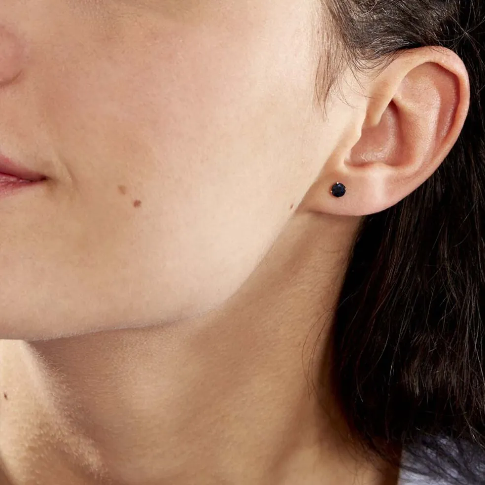 Boucles D'oreilles Puces Elea Serti Griffe Or Jaune Saphir