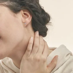 Boucles D'oreilles Puces Edy Serti Clos Or Blanc Topaze