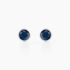 Boucles D'oreilles Puces Edy Serti Clos Or Blanc Saphir