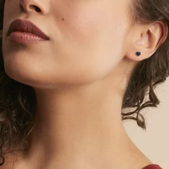 Boucles D'oreilles Puces Edy Serti Clos Or Blanc Saphir