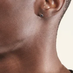 Boucles D'oreilles Puces Edy Serti Clos Or Blanc Saphir